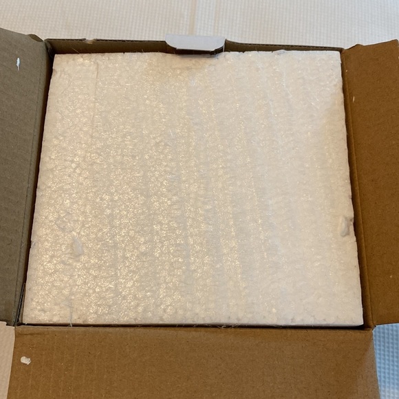 Star Wars The Child Mandalorian Sculpted Ceramic Salt and Pepper Set - Picture 5 of 13